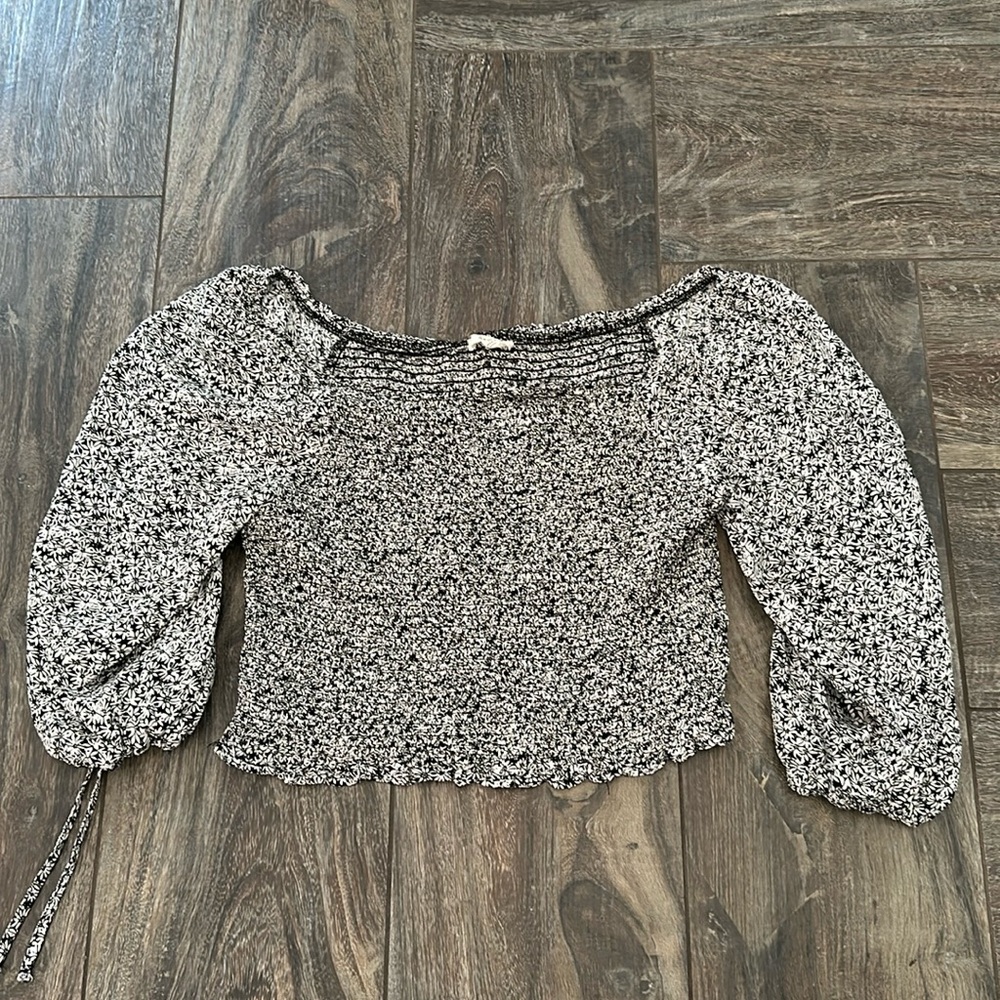 Easel off the shoulder top size M